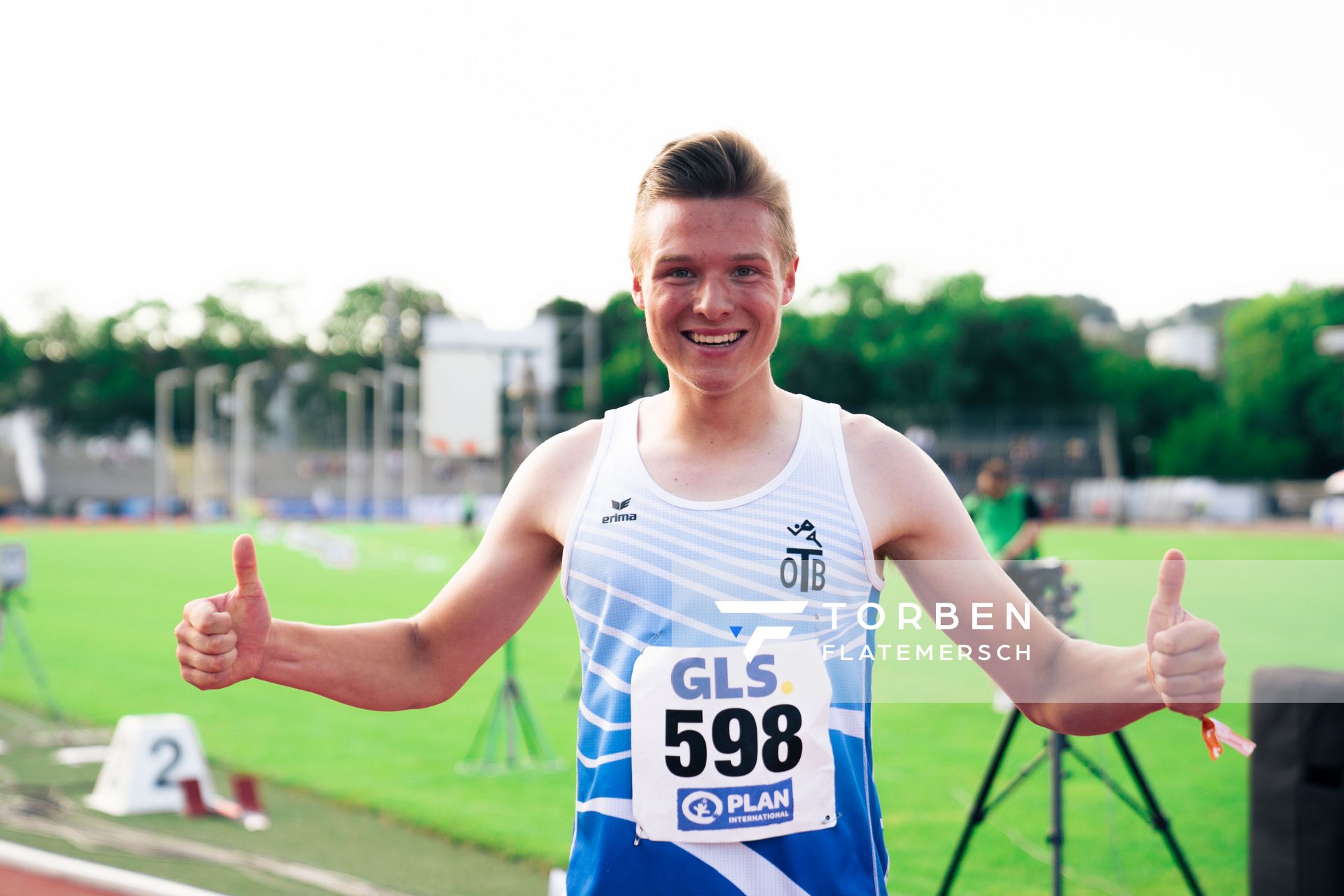 Jonas Kulgemeyer (OTB Osnabrueck) freut sich ueber den Finaleinzug ueber 1500m am 15.07.2022 waehrend den deutschen Leichtathletik-Jugendmeisterschaften 2022 in Ulm